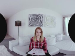 Pequeñas tetas en un casting porno en realidad virtual