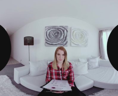 Pequeñas tetas en un casting porno en realidad virtual